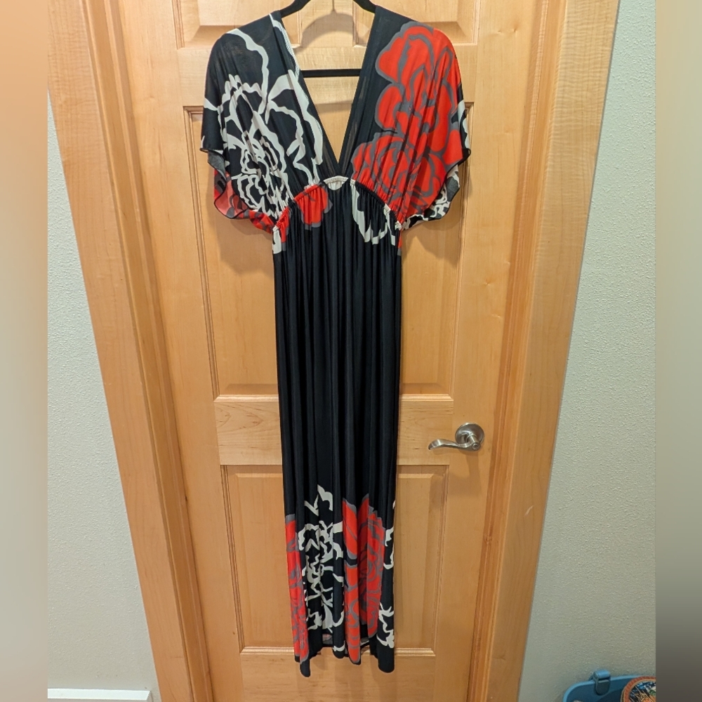 Chic Black and Red Floral Maxi Dress - Picture 5 of 5